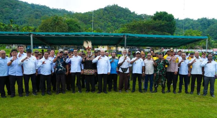 Gubernur Papua, Matius D. Fakhiri berfoto bersama Bupati Jayapura, para pejabat yang hadir serta ondoafi dan masyarakat di Distrik Depapre, Kabupaten Jayapura