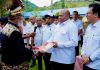 Tokoh masyarakat adat Tepera Wauna secara simbolis menyerahkan surat pernyataan hak guna pakai tanah dan perairan pantai laut kepada Pemerintah Provinsi (Pemprov) Papua yang diterima Gubernur Papua, Matius D. Fakhiri, Rabu (29/4/2026)