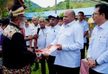 Tokoh masyarakat adat Tepera Wauna secara simbolis menyerahkan surat pernyataan hak guna pakai tanah dan perairan pantai laut kepada Pemerintah Provinsi (Pemprov) Papua yang diterima Gubernur Papua, Matius D. Fakhiri, Rabu (29/4/2026)