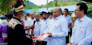 Tokoh masyarakat adat Tepera Wauna secara simbolis menyerahkan surat pernyataan hak guna pakai tanah dan perairan pantai laut kepada Pemerintah Provinsi (Pemprov) Papua yang diterima Gubernur Papua, Matius D. Fakhiri, Rabu (29/4/2026)