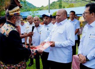 Tokoh masyarakat adat Tepera Wauna secara simbolis menyerahkan surat pernyataan hak guna pakai tanah dan perairan pantai laut kepada Pemerintah Provinsi (Pemprov) Papua yang diterima Gubernur Papua, Matius D. Fakhiri, Rabu (29/4/2026)