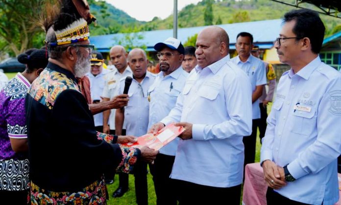 Tokoh masyarakat adat Tepera Wauna secara simbolis menyerahkan surat pernyataan hak guna pakai tanah dan perairan pantai laut kepada Pemerintah Provinsi (Pemprov) Papua yang diterima Gubernur Papua, Matius D. Fakhiri, Rabu (29/4/2026)