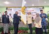 Wakil Gubernur Papua, Aryoko Rumaropen yang ditandai dengan penyerahan bendera pataka kepada ketua rombongan jemaah Haji di Asrama Haji Kotaraja, Kota Jayapura, Sabtu (2/4/26)