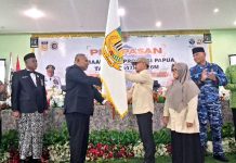 Wakil Gubernur Papua, Aryoko Rumaropen yang ditandai dengan penyerahan bendera pataka kepada ketua rombongan jemaah Haji di Asrama Haji Kotaraja, Kota Jayapura, Sabtu (2/4/26)