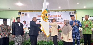 Wakil Gubernur Papua, Aryoko Rumaropen yang ditandai dengan penyerahan bendera pataka kepada ketua rombongan jemaah Haji di Asrama Haji Kotaraja, Kota Jayapura, Sabtu (2/4/26)