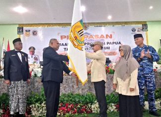 Wakil Gubernur Papua, Aryoko Rumaropen yang ditandai dengan penyerahan bendera pataka kepada ketua rombongan jemaah Haji di Asrama Haji Kotaraja, Kota Jayapura, Sabtu (2/4/26)