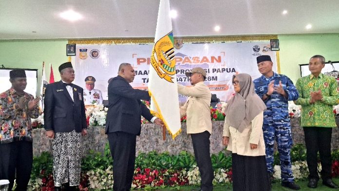 Wakil Gubernur Papua, Aryoko Rumaropen yang ditandai dengan penyerahan bendera pataka kepada ketua rombongan jemaah Haji di Asrama Haji Kotaraja, Kota Jayapura, Sabtu (2/4/26)