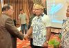 Ketua DKTP Provinsi Papua, Prof. Dr. Nomensen Steven Mambraku memberi ucapan selamat kepada Haris Richard Yocku, SH usai prosesi pelantikan