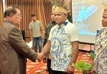 Ketua DKTP Provinsi Papua, Prof. Dr. Nomensen Steven Mambraku memberi ucapan selamat kepada Haris Richard Yocku, SH usai prosesi pelantikan