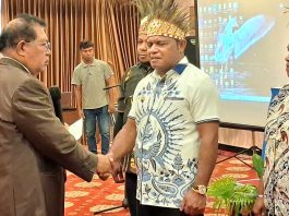 Ketua DKTP Provinsi Papua, Prof. Dr. Nomensen Steven Mambraku memberi ucapan selamat kepada Haris Richard Yocku, SH usai prosesi pelantikan