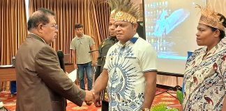 Ketua DKTP Provinsi Papua, Prof. Dr. Nomensen Steven Mambraku memberi ucapan selamat kepada Haris Richard Yocku, SH usai prosesi pelantikan