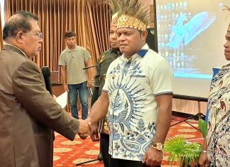 Ketua DKTP Provinsi Papua, Prof. Dr. Nomensen Steven Mambraku memberi ucapan selamat kepada Haris Richard Yocku, SH usai prosesi pelantikan