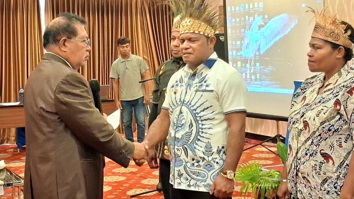 Ketua DKTP Provinsi Papua, Prof. Dr. Nomensen Steven Mambraku memberi ucapan selamat kepada Haris Richard Yocku, SH usai prosesi pelantikan