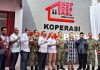 Panglima Kodam XVII/Cenderawasih Mayjen TNI Febriel Buyung Sikumbang, S.H., M.M. saat berfoto bersama pejabat lain usai secara online menyaksikan peresmian 1061 KDKMP oleh Presiden RI, Prabowo Subianto, di Sentani, Sabtu (16/5/2026)