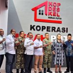 Panglima Kodam XVII/Cenderawasih Mayjen TNI Febriel Buyung Sikumbang, S.H., M.M. saat berfoto bersama pejabat lain usai secara online menyaksikan peresmian 1061 KDKMP oleh Presiden RI, Prabowo Subianto, di Sentani, Sabtu (16/5/2026)