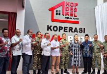 Panglima Kodam XVII/Cenderawasih Mayjen TNI Febriel Buyung Sikumbang, S.H., M.M. saat berfoto bersama pejabat lain usai secara online menyaksikan peresmian 1061 KDKMP oleh Presiden RI, Prabowo Subianto, di Sentani, Sabtu (16/5/2026)