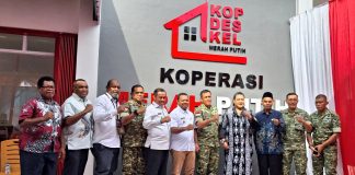 Panglima Kodam XVII/Cenderawasih Mayjen TNI Febriel Buyung Sikumbang, S.H., M.M. saat berfoto bersama pejabat lain usai secara online menyaksikan peresmian 1061 KDKMP oleh Presiden RI, Prabowo Subianto, di Sentani, Sabtu (16/5/2026)