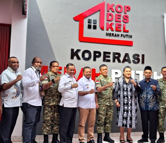 Panglima Kodam XVII/Cenderawasih Mayjen TNI Febriel Buyung Sikumbang, S.H., M.M. saat berfoto bersama pejabat lain usai secara online menyaksikan peresmian 1061 KDKMP oleh Presiden RI, Prabowo Subianto, di Sentani, Sabtu (16/5/2026)