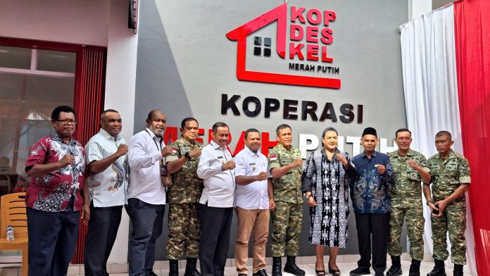 Panglima Kodam XVII/Cenderawasih Mayjen TNI Febriel Buyung Sikumbang, S.H., M.M. saat berfoto bersama pejabat lain usai secara online menyaksikan peresmian 1061 KDKMP oleh Presiden RI, Prabowo Subianto, di Sentani, Sabtu (16/5/2026) Panglima Kodam XVII/Cenderawasih Mayjen TNI Febriel Buyung Sikumbang, S.H., M.M. saat berfoto bersama pejabat lain usai secara online menyaksikan peresmian 1061 KDKMP oleh Presiden RI, Prabowo Subianto, di Sentani, Sabtu (16/5/2026)