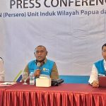 Tetapkan Masa Siaga Lebih Awal, PLN Pastikan Keandalan Listrik Saat Idul Adha 1447 H/2026 M di Tanah Papua GM PT PLN (Persero) UIW Papua dan Papua Barat, Roberth Rumsaur (tengah)