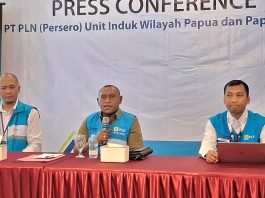 GM PT PLN (Persero) UIW Papua dan Papua Barat, Roberth Rumsaur (tengah)