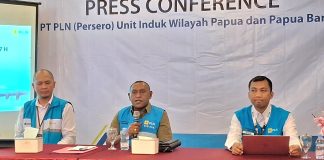 GM PT PLN (Persero) UIW Papua dan Papua Barat, Roberth Rumsaur (tengah)