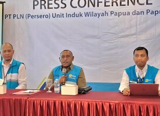 Tetapkan Masa Siaga Lebih Awal, PLN Pastikan Keandalan Listrik Saat Idul Adha 1447 H/2026 M di Tanah Papua GM PT PLN (Persero) UIW Papua dan Papua Barat, Roberth Rumsaur (tengah)