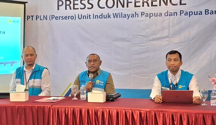 20260520_110240 GM PT PLN (Persero) UIW Papua dan Papua Barat, Roberth Rumsaur (tengah)