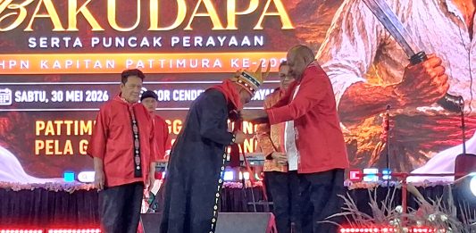 Prosesi pelantikan BP IKEMAL Se-Tanah oleh Gubernur Papua, Komjen Pol (Purn) Mathius Fakhiri,SIK,MH