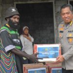 Berbagi Kasih, Ops Damai Cartenz Beri Bantuan dan Layanan Kesehatan untuk Warga Pelosok Timika