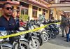 Deretan sepeda motor yang diamankan dari kerusuhan di sekitar Stadion Lukas Enembe. (Inzet : Kasat Reskrim Polres Jayapura, AKP Markus Panggabean)