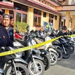 Dari Rusuh Stadion LE, Baru 18 Pemilik Motor yang Melapor ke Polres Jayapura Deretan sepeda motor yang diamankan dari kerusuhan di sekitar Stadion Lukas Enembe. (Inzet : Kasat Reskrim Polres Jayapura, AKP Markus Panggabean)