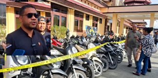 Deretan sepeda motor yang diamankan dari kerusuhan di sekitar Stadion Lukas Enembe. (Inzet : Kasat Reskrim Polres Jayapura, AKP Markus Panggabean)