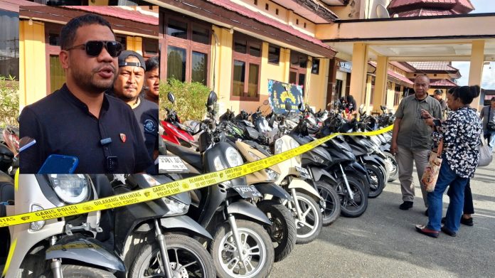 Deretan sepeda motor yang diamankan dari kerusuhan di sekitar Stadion Lukas Enembe. (Inzet : Kasat Reskrim Polres Jayapura, AKP Markus Panggabean)