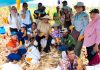 Gubernur Papua, Matius D. Fakhiri berfoto bersama para petani Kampung Sanggaria, Distrik Arso, Kabupaten Keerom, yang sedang mengupas jagung hasil panenannya, Kamis (30/4/26)