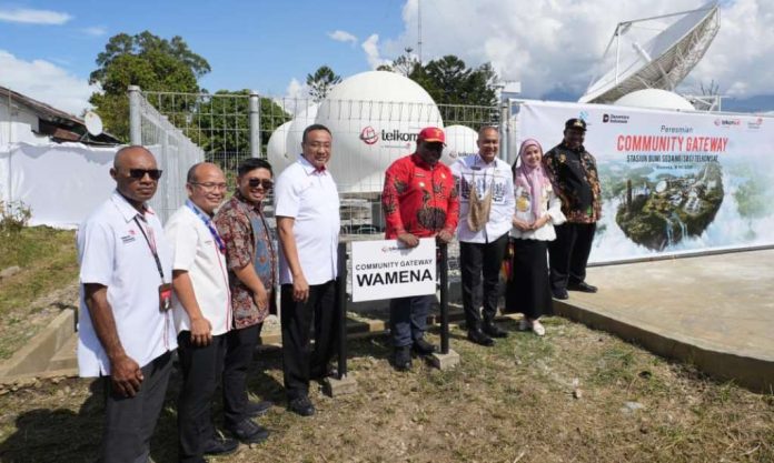 Peresmian Community Gateway yang didirikan PT Telkom (Persero) Tbk di Stasiun Bumi Sedang Wamena, Kabupaten Jayawijaya, Papua Pegunungan, Jumat (8/5)
