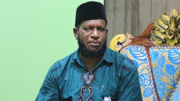 Ketua Takmir Masjid Raya Provinsi Papua KH. Abdul Kahar Yelipele, S.Pd.I., M.Pd.I. Ketua Takmir Masjid Raya Provinsi Papua KH. Abdul Kahar Yelipele, S.Pd.I., M.Pd.I.