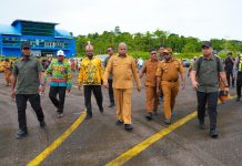 Gubernur Fakhiri Tinjau Bandara Botawa Waropen, Runway Akan Diperpanjang untuk Pesawat ATR