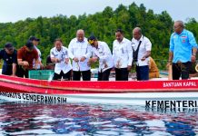 Kunker Ke Kepulauan Yapen, Gubernur Fakhiri Dorong Sentra Rumput Laut Yapen dan Siapkan Pabrik
