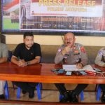 Sempat Live Facebook, Terduga Pelaku Tabrak Lari yang Akibatkan Seorang IRT Meninggal Dunia Diringkus Kasat Lantas Polres Jayapura AKP Robertus Rengil bersama Kasat Reskrim AKP Axel Panggabean, S.Tr.K., S.I.K, Kanit Laka Sat Lantas IPTU Amos Laa Tonglo, S.H serta Kasi Humas Polres Jayapura AKP Priyono saat memberi keterangan pers di Aula Obhe Reay May Polres Jayapura, Jumat (22/05/2026)