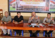 Kasat Lantas Polres Jayapura AKP Robertus Rengil bersama Kasat Reskrim AKP Axel Panggabean, S.Tr.K., S.I.K, Kanit Laka Sat Lantas IPTU Amos Laa Tonglo, S.H serta Kasi Humas Polres Jayapura AKP Priyono saat memberi keterangan pers di Aula Obhe Reay May Polres Jayapura, Jumat (22/05/2026)