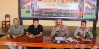 Kasat Lantas Polres Jayapura AKP Robertus Rengil bersama Kasat Reskrim AKP Axel Panggabean, S.Tr.K., S.I.K, Kanit Laka Sat Lantas IPTU Amos Laa Tonglo, S.H serta Kasi Humas Polres Jayapura AKP Priyono saat memberi keterangan pers di Aula Obhe Reay May Polres Jayapura, Jumat (22/05/2026)
