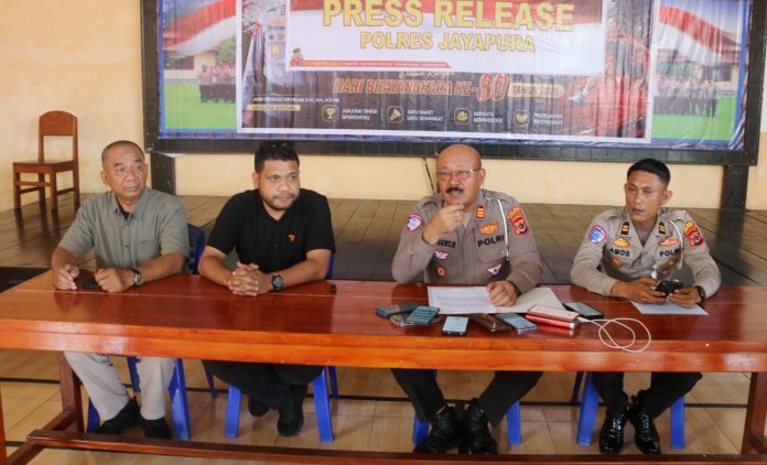 Kasat Lantas Polres Jayapura AKP Robertus Rengil bersama Kasat Reskrim AKP Axel Panggabean, S.Tr.K., S.I.K, Kanit Laka Sat Lantas IPTU Amos Laa Tonglo, S.H serta Kasi Humas Polres Jayapura AKP Priyono saat memberi keterangan pers di Aula Obhe Reay May Polres Jayapura, Jumat (22/05/2026)