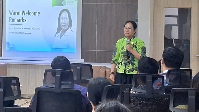 Direktur Utama RSUP Jayapura, Dr. dr. Petronela M. Risamasu, M.Ked, Trop., dalam kegiatan media gathering bersama insan pers di RSUP Jayapura, Abepura, Kota Jayapura, Jumat (29/5/2026)
