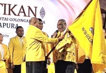 ABR Resmi Pimpin DPD Partai Golkar Kota Jayapura Periode 2026-2031 Penyerahan bendera pataka oleh Ketua DPD Partai Golkar Papua, Mathius D Fakhiri kepada Ketua DPD Partai Golkar Kota Jayapura
