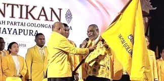 ABR Resmi Pimpin DPD Partai Golkar Kota Jayapura Periode 2026-2031 Penyerahan bendera pataka oleh Ketua DPD Partai Golkar Papua, Mathius D Fakhiri kepada Ketua DPD Partai Golkar Kota Jayapura