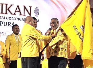 Penyerahan bendera pataka oleh Ketua DPD Partai Golkar Papua, Mathius D Fakhiri kepada Ketua DPD Partai Golkar Kota Jayapura