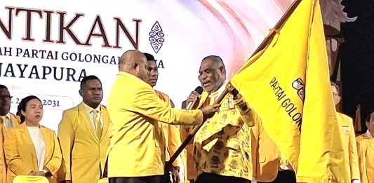 Penyerahan bendera pataka oleh Ketua DPD Partai Golkar Papua, Mathius D Fakhiri kepada Ketua DPD Partai Golkar Kota Jayapura