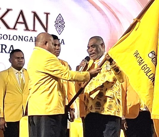 Penyerahan bendera pataka oleh Ketua DPD Partai Golkar Papua, Mathius D Fakhiri kepada Ketua DPD Partai Golkar Kota Jayapura