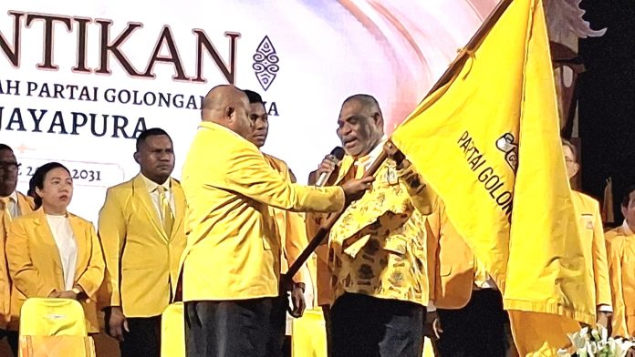 Penyerahan bendera pataka oleh Ketua DPD Partai Golkar Papua, Mathius D Fakhiri kepada Ketua DPD Partai Golkar Kota Jayapura Penyerahan bendera pataka oleh Ketua DPD Partai Golkar Papua, Mathius D Fakhiri kepada Ketua DPD Partai Golkar Kota Jayapura
